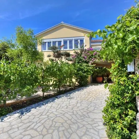 Family Friendly House With A Swimming Pool - 19969 *